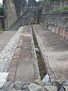 Entre o teatro e o odeon, latrinas com canal central.