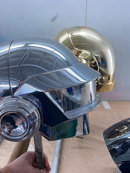 File:Oeuvre Rest In Legend réalisée par l'artiste David Fishart. Oeuvre en résine des casques du duo Daft Punk.jpg