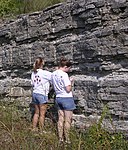 Outcrop dari Upper Ordovician limestone dan minor shale, central Tennessee; para mahasiswa College of Wooster.