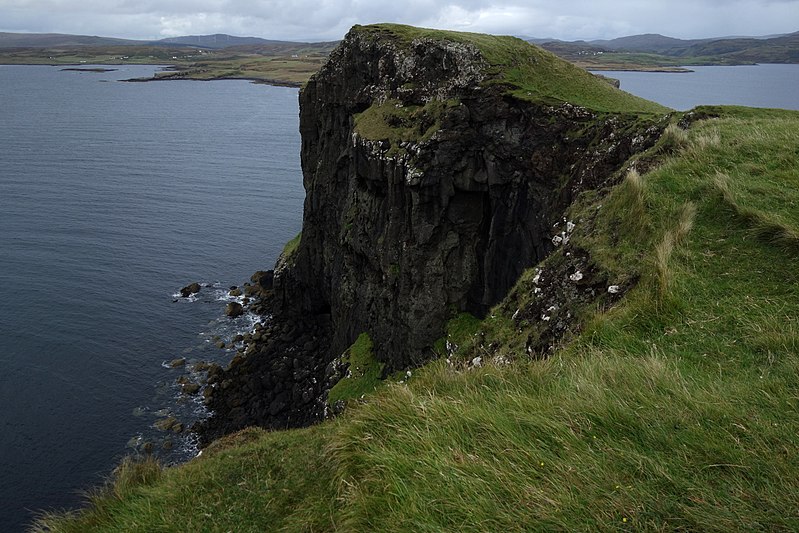 File:Oronsay Loch Bracadale Cliffs 03.jpg