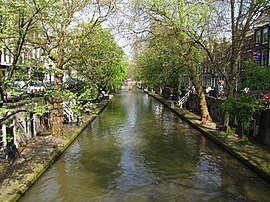 Utrecht merkezinde Oudegracht kanalı