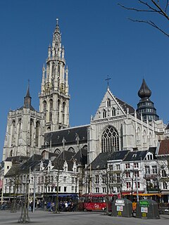 Onze-Lieve-Vrouwekathedraal in Antwerpen (uitzicht vanaf het "Groene Plein" (Nederlands. Groenplaats))