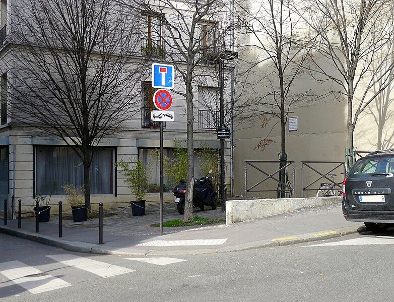 File:P1310683 Paris XI place Hubertine-Auclert rwk.jpg