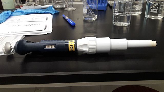 A 5,000 μl (5 ml) pipette, with the volume to be transferred indicated. 500 means that the amount transferred is 5,000 μl.