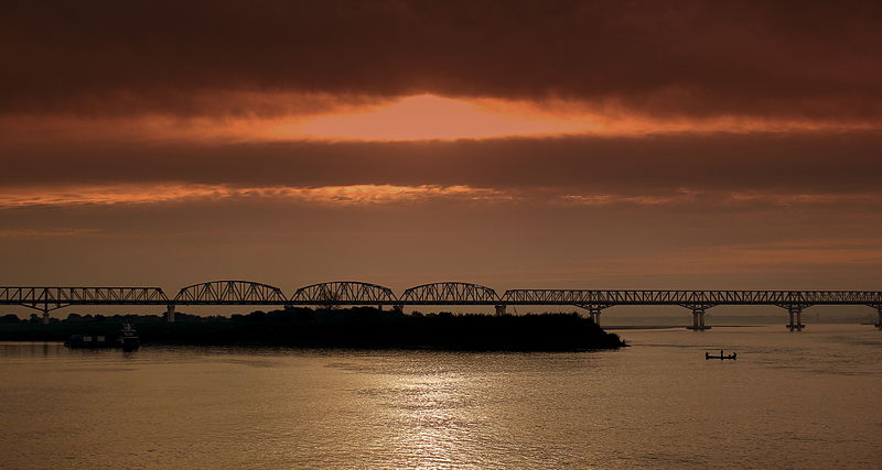 File:PAKOKKU BRIDGE OVER THE IRRAWADDY RIVER, FERRY JOURNEY FROM BAGAN TO MANDALAY MYANMAR FEB 2013 (8584388988).jpg