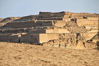 Zijaanzicht van de Tempel van de Zon van Pachacámac