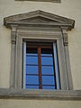 Palazzo arcivescovile, finestra con timpano alessandro de' medici.JPG