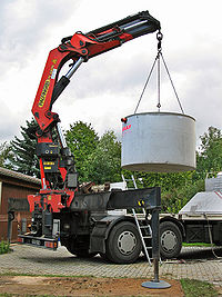 Palfinger Fahrzeugkran mit Kleinkläranlage