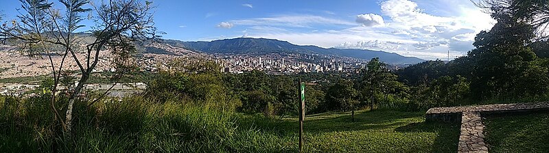 File:Panorámica desde el Cerro El Volador hacia el centro de la ciudad - 1.jpg