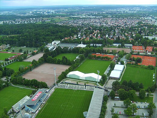 2009: een deel van het sportcomplex rond het clubstadion, gezien vanaf de Stuttgarter televisietoren. Op de voorgrond het hoofdveld.