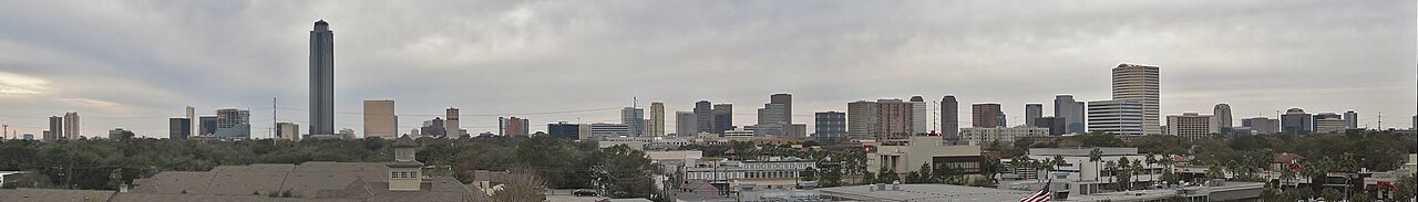 Panorama of Uptown Houston from Greenway Plaza-wikivoyage.jpg