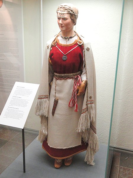 File:Perniö costume reconstruction, from 12th century grave - National Museum of Finland - DSC04198.JPG