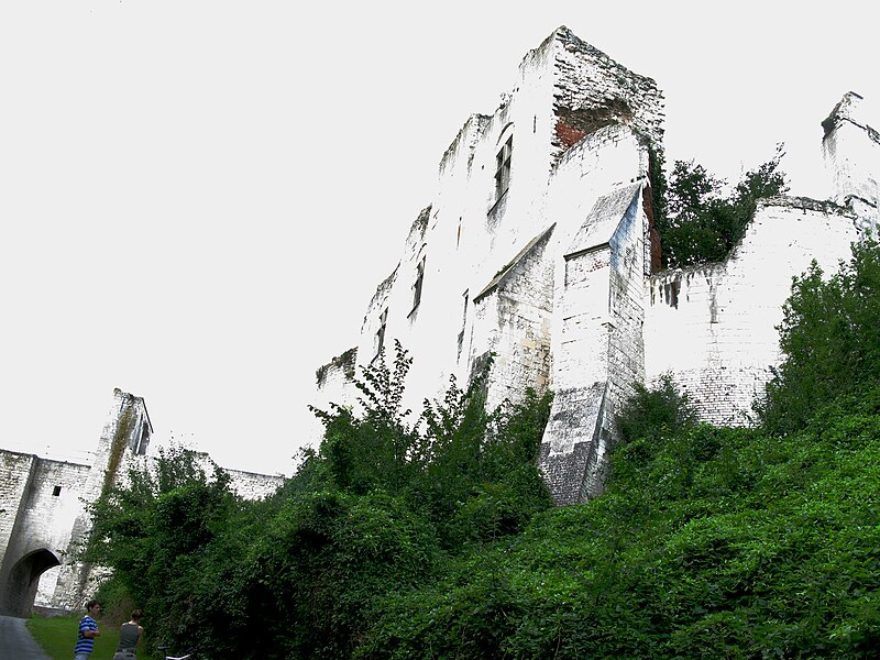 File:Picquigny château (ruines) surexposition 1.jpg
