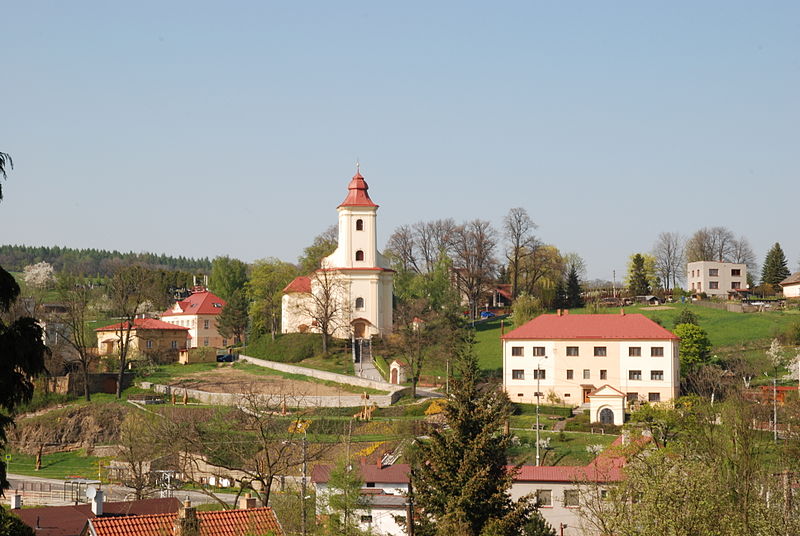 File:Plesná - Kostel Sv. Jakuba, školka, kaplička, pošta a obecní úřad.JPG