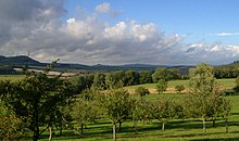 Blick von Süden vorbei an der Stoffelskuppe (links) zum Pleß