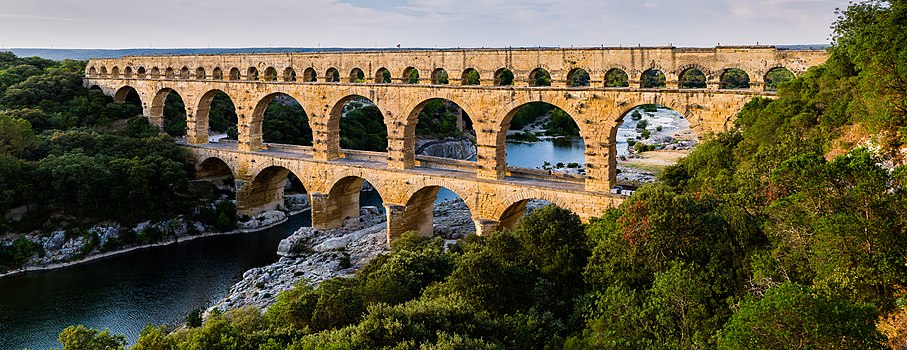 Акведукт Понт ду Гард у Француској. 9. век