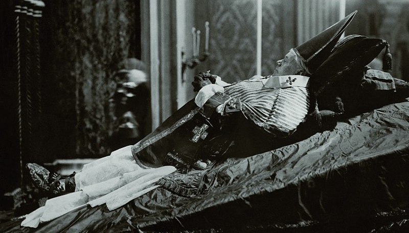 File:Pope Pius X during his lying in state.jpg