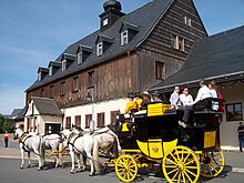 Postkutschenhalt im Sommer am Eisenbahn- und Busbahnhof