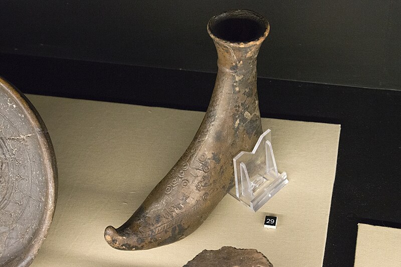 File:Pottery vessel shaped as Etruscan shoe, NM Prague, 188162.jpg