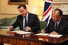 Navin Ramgoolam with former Prime Minister of United Kingdom, David Cameron. Prime Minister David Cameron with Prime Minister of Mauritius (7351065128).jpg
