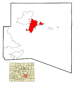 コロラド州におけるプエブロ郡（左下）およびプエブロ郡におけるプエブロ市の位置の位置図