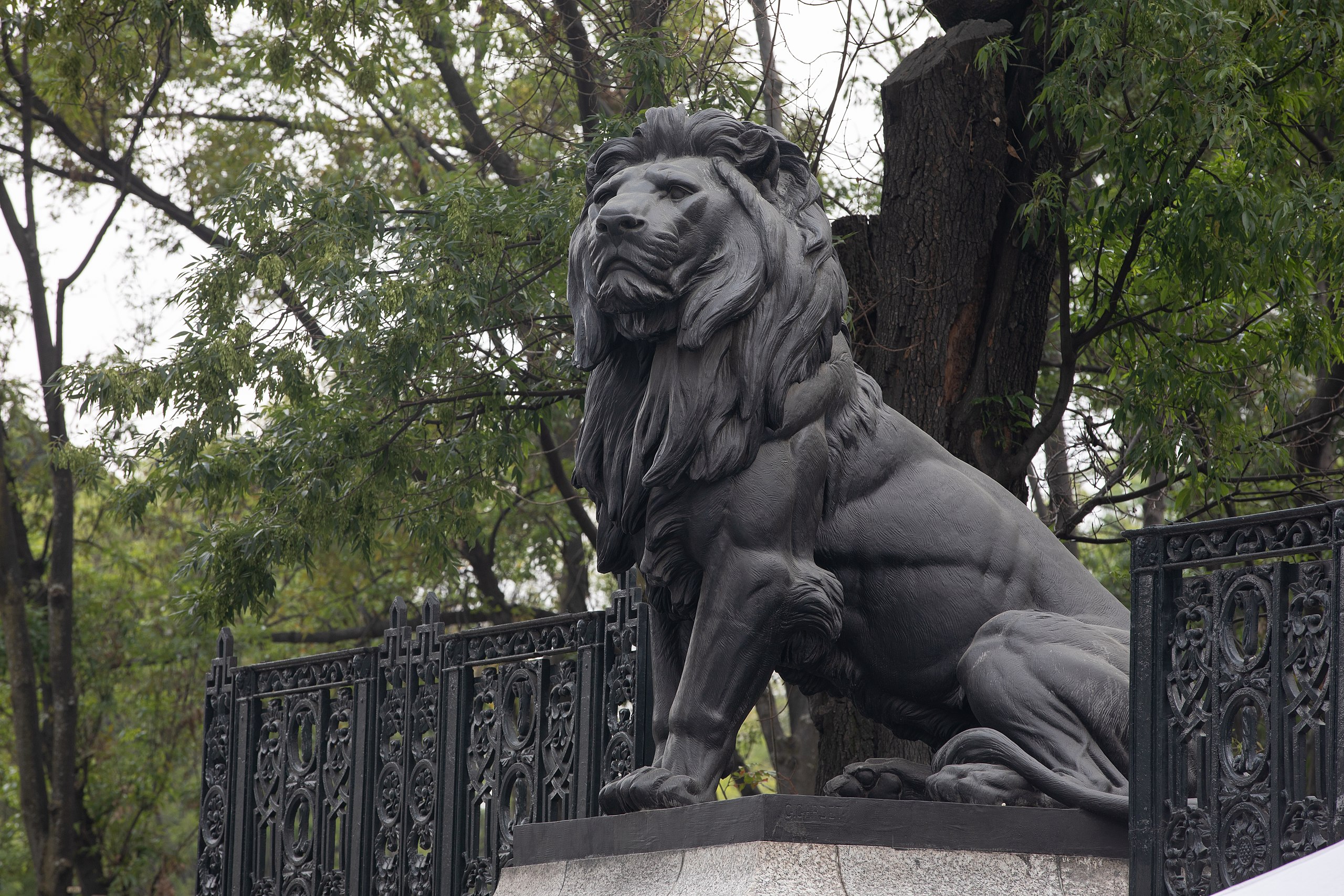 File:Puerta de los leones en Chapultepec  - Wikimedia Commons
