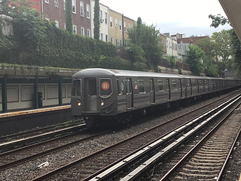 File:R68A B Train Cortelyou Road.jpg