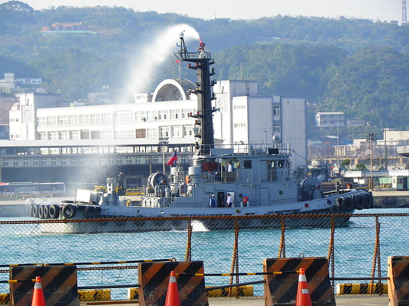 File:ROCN Tugboat YTL45 Spraying Water in Keelung Port 20140107.jpg