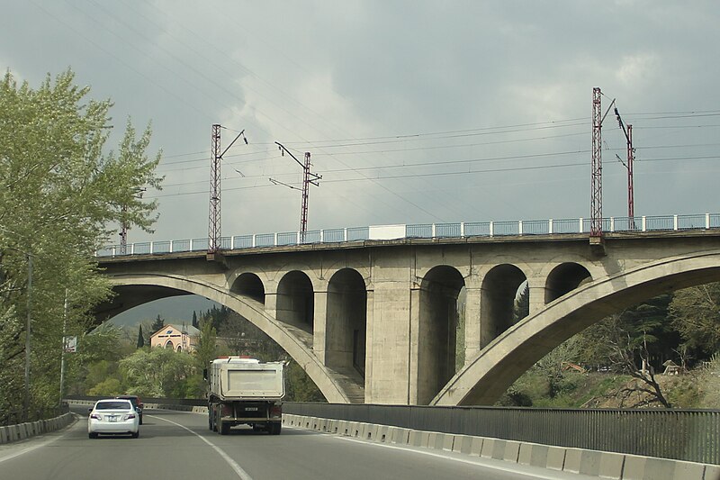 File:Railway bridge in Tbilisi 01.jpg