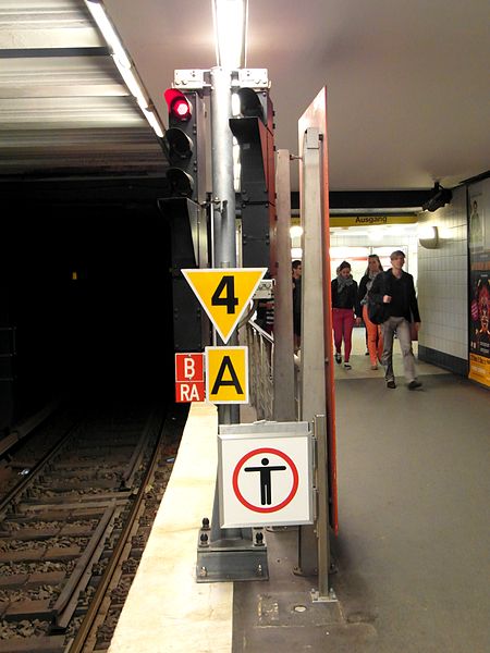 File:Rathaus - Hamburg - U-Bahn (13306904003).jpg