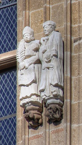 Statues of Eberigisil and Severin at the city hall tower of Cologne Rathausturm Koln - Evergislus - Severin (4171-73).jpg