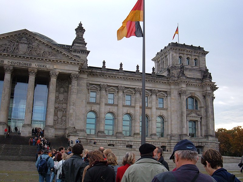 File:Reichstag queue 4.JPG