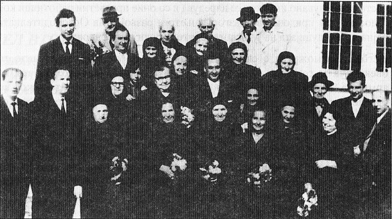 File:Relatives of the 6 murdered partisans with their living comrades. Amongst them are the mothers of Dimitar Nikolovski and Stiv and Gjorgji Naumov Bitola-1948.jpg