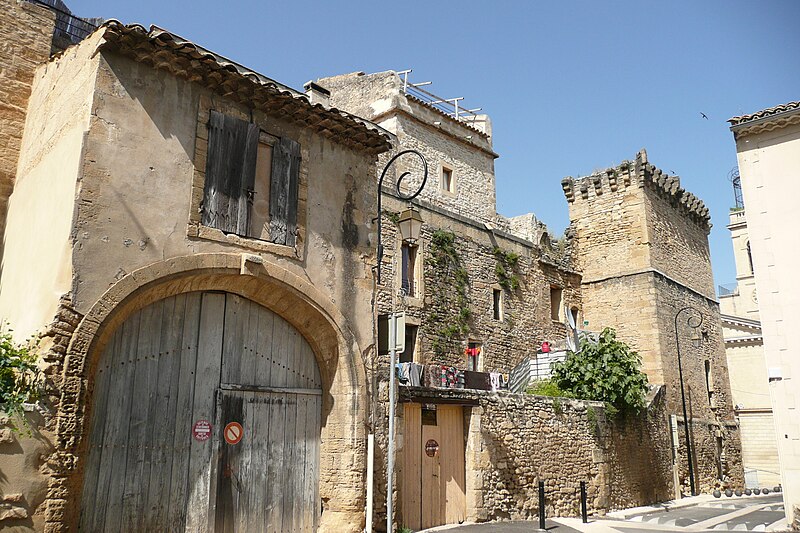 File:Rempart à Remoulins 2.JPG