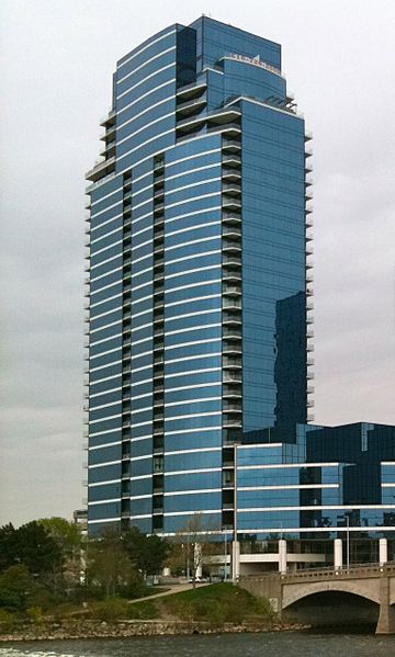 File:River House Condominiums.jpg