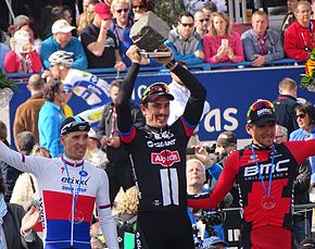 Podium de l'édition 2015 de Paris-Roubaix : Zdeněk Štybar (2e), John Degenkolb (1er) et Greg Van Avermaet (3e).