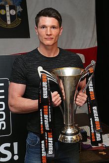 Ryan Burge dengan National League Selatan trophy.jpg