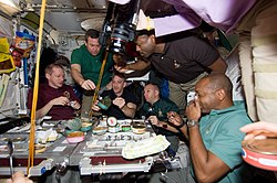 Večera u svemiru na ISS tokom STS-129