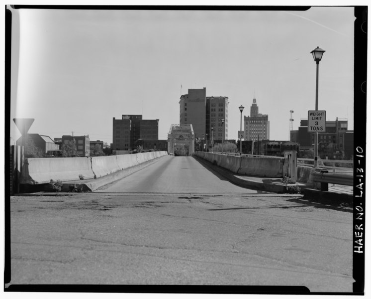 File:SWING SPAN NORTHEAST PORTAL, LOOKING SOUTHWEST. - DeSiard Street Bridge, Spanning Ouachita River, Monroe, Ouachita Parish, LA HAER LA,37-MONR,4-10.tif