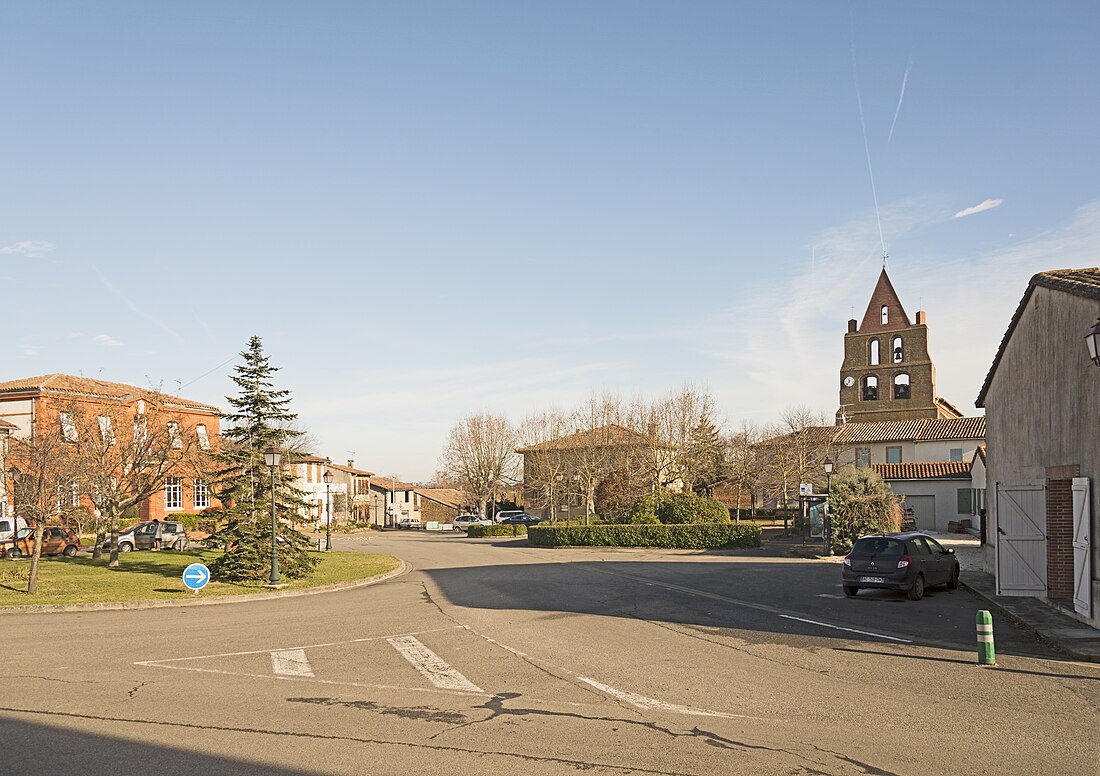 File:Saint-Cezert place du village.jpg