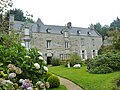 Saint-Évarzec : le manoir du Moustoir, façade et cour intérieure