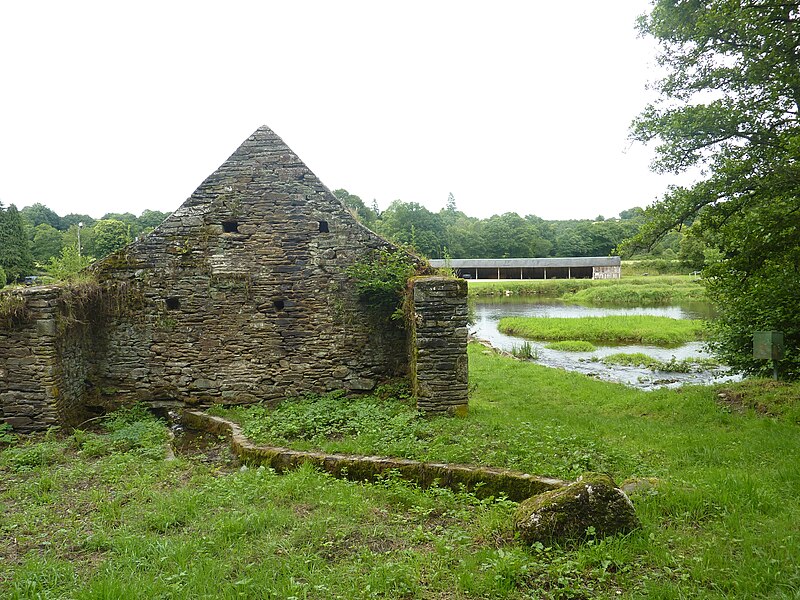 File:Saint-Hernin 1 Moulin en ruine sur l'Aulne à Pont-Triffen.jpg