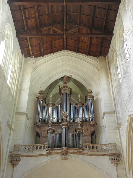 File:Saintes (17) Cathédrale Saint-Pierre - Intérieur - Grandes-Orgues - 01.jpg