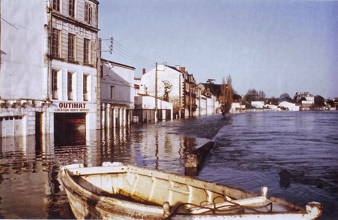Français : Crue centennale de la Charente à Saintes, en décembre 1982 English: Flood of Charente river in Saintes, in December 1982