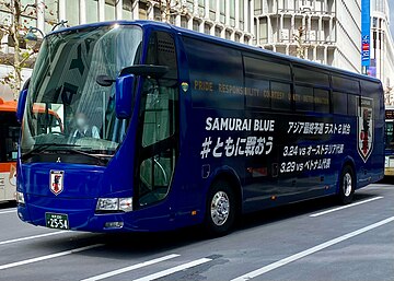 2022年3月19日〜21日まで原宿周辺で運行されたサッカー日本代表応援ラッピングバス（日の丸自動車興業2554号車）フロント&公式側