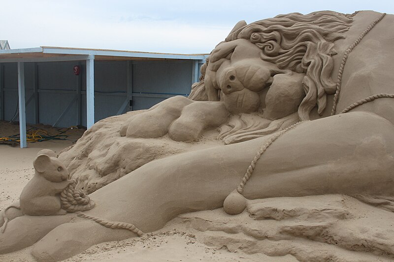 File:Sand Sculpture at Weston super Mare of The Lion and the Mouse by Rachel Stubbs 2.jpg