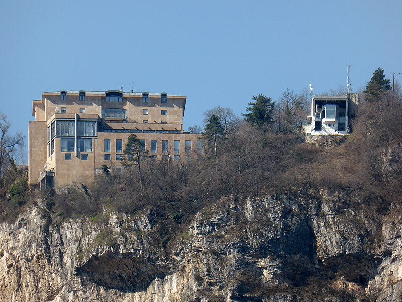 File:Sardagna, kongrescentro Panorama kaj telfera stacio, 1.jpeg