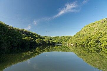 Couloir de verdure aux rives escarpées