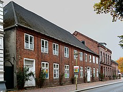 This is a photograph of an architectural monument. Kontor- und Betriebshaus der Druckerei Augustin Ehem. Stadthaus der Grafen von Ahlefeldt 53°47′22″N 9°25′14″E﻿ / ﻿Am Fleth 36, 36 a﻿ / 53.7893449059126; 9.420418850202518 Baujahr: urspr. 17. Jh.   Foto: 2015  