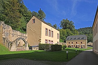 Verwaltungsgebäude und Remise